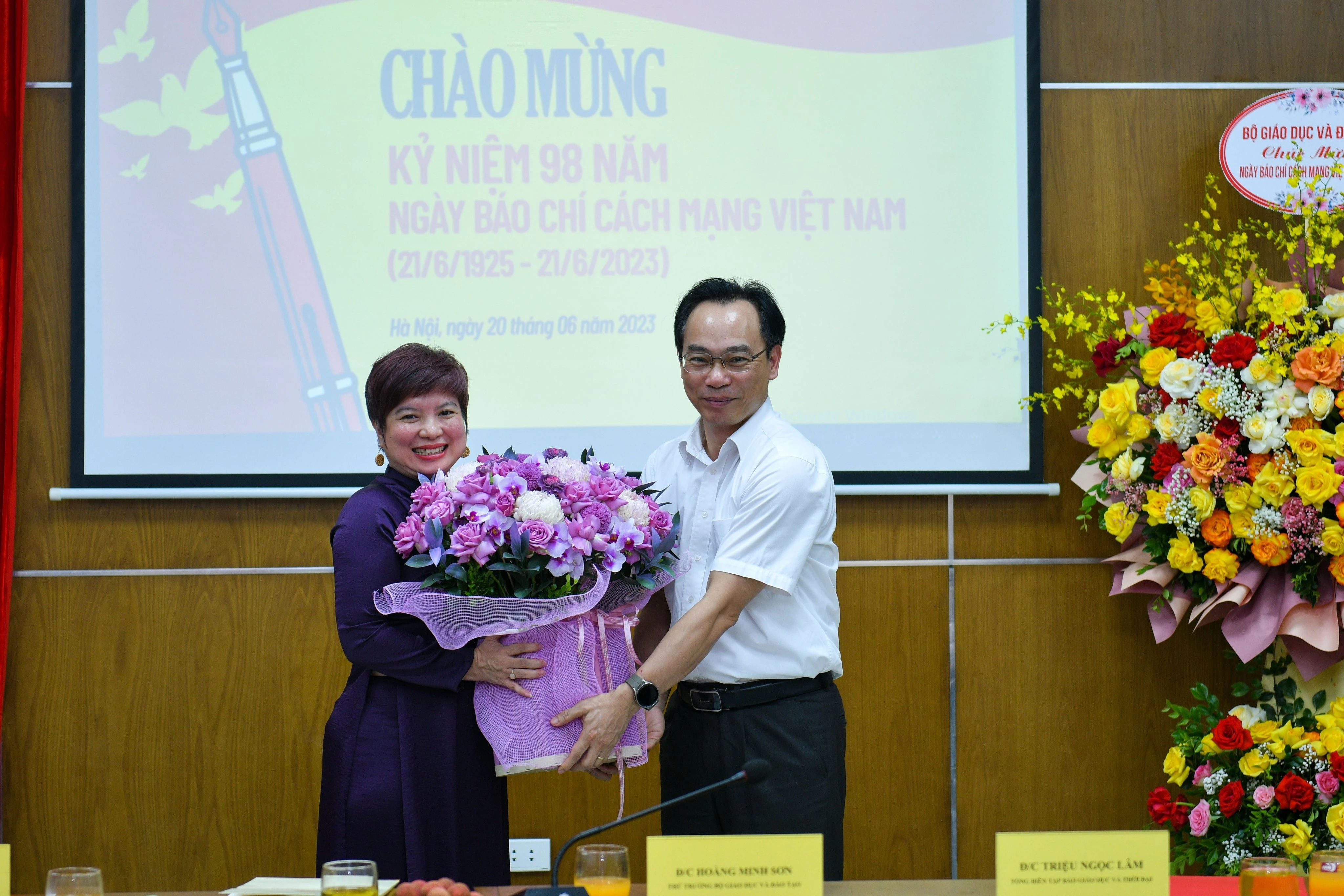 Thứ trưởng Hoàng Minh Sơn tặng hoa chúc mừng nhà báo Dương Thị Thanh Hương. Thứ trưởng Hoàng Minh Sơn tặng hoa chúc mừng nhà báo Dương Thị Thanh Hương.