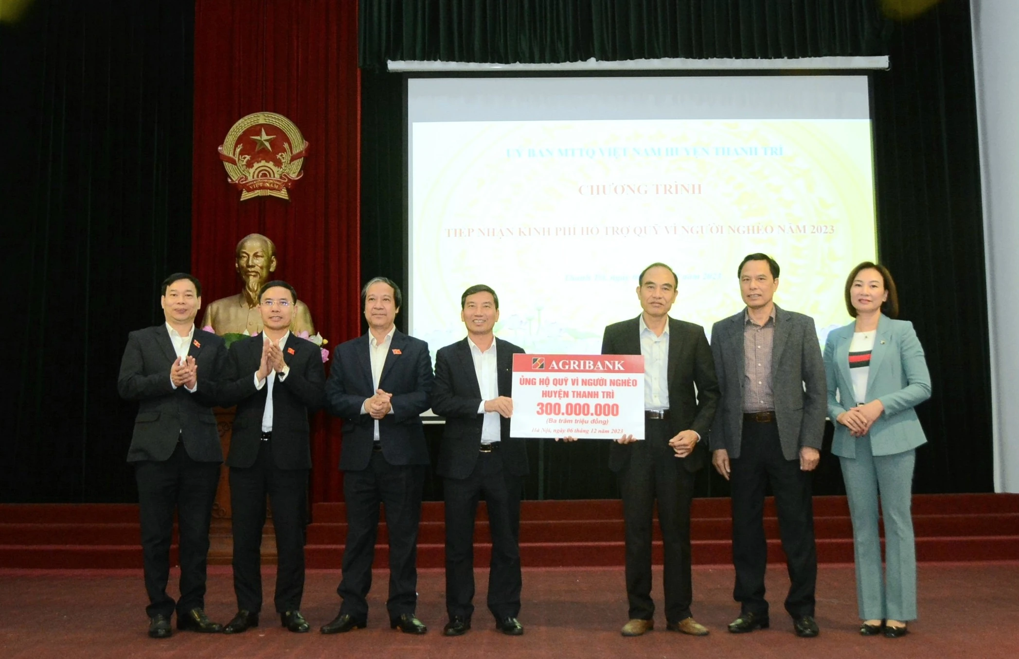 Đại biểu Quốc hội thuộc đơn vị MM888 bảo mật an toàn số 6, thành phố Hà Nội trao tặng Quỹ người nghèo của huyện Thanh Trì 300 triệu đồng.