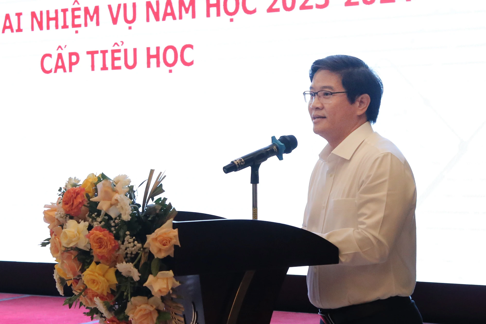 Vụ trưởng Vụ Giáo dục Tiểu học Thái Văn Tài báo cáo tổng kết năm học 2022-2023 cấp tiểu học. Vụ trưởng Vụ Giáo dục Tiểu học Thái Văn Tài báo cáo tổng kết năm học 2022-2023 cấp tiểu học.