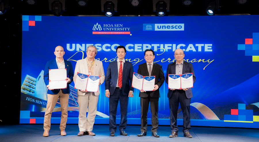 Ông Trần Văn Mạnh (giữa) - đại diện Liên hiệp các Hội UNESCO Việt Nam trao 4 chứng nhận cho Trường ĐH Hoa Sen.