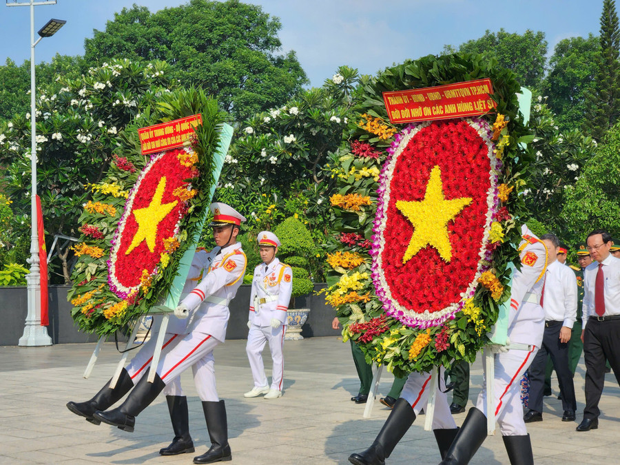 Những vòng hoa tươi thắm tưởng nhớ công ơn các Anh hùng liệt sĩ. e125ad67506be235bb7a.jpg