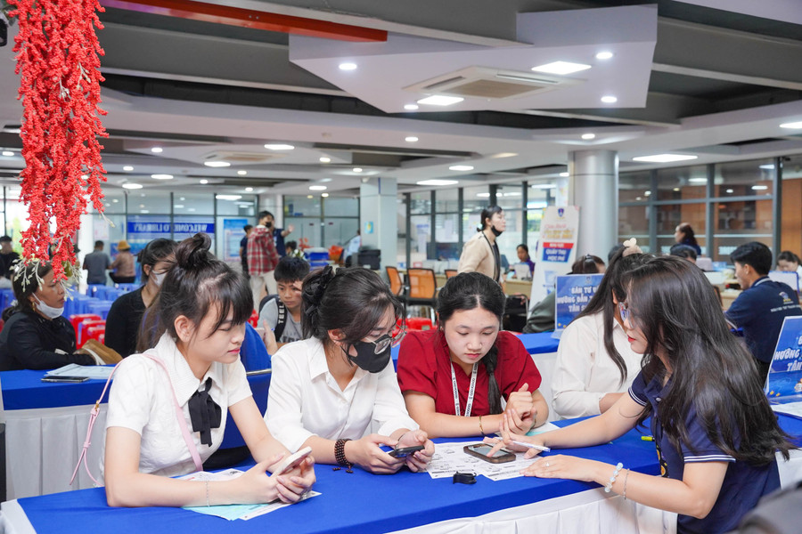 Đăng nhập vào MM886 Việt Nam nhập học tại Trường ĐH Nguyễn Tất Thành.