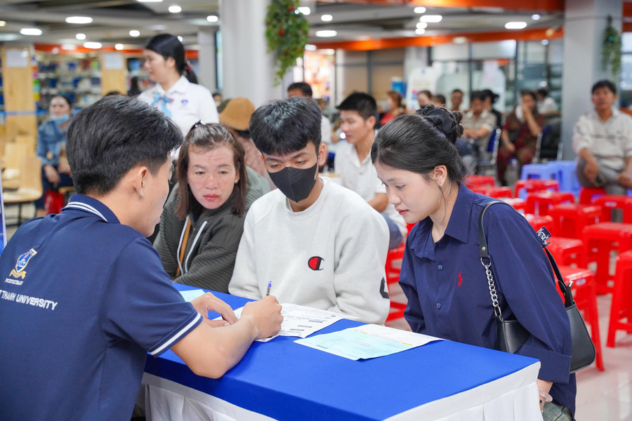 Đăng nhập vào MM886 Việt Nam nhập học tại Trường ĐH Nguyễn Tất Thành. (Ảnh: NTTU) dong-dao-phu-huynh-va-thi-sinh-den-nhap-hoc-tai-truong-dh-nguyen-tat-thanh-10-min-1.jpg
