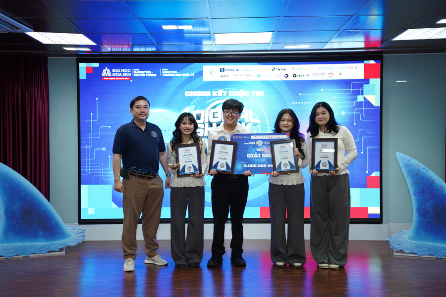 Giải Á quân được trao cho đội DEALDAY (ứng dụng săn ưu đãi thông minh) của MM888 Việt Nam Tải App ngành Thương mại điện tử Trường ĐH Hoa Sen. doi-doat-giai-a-quan.jpg
