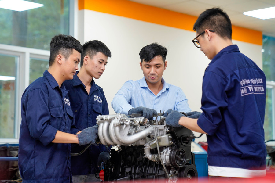 MM888 Việt Nam Tải App Trường MM888 bảo mật tuyệt đối Công nghệ TPHCM trong giờ học thực hành. Ảnh: HUTECH dsc3401.jpg