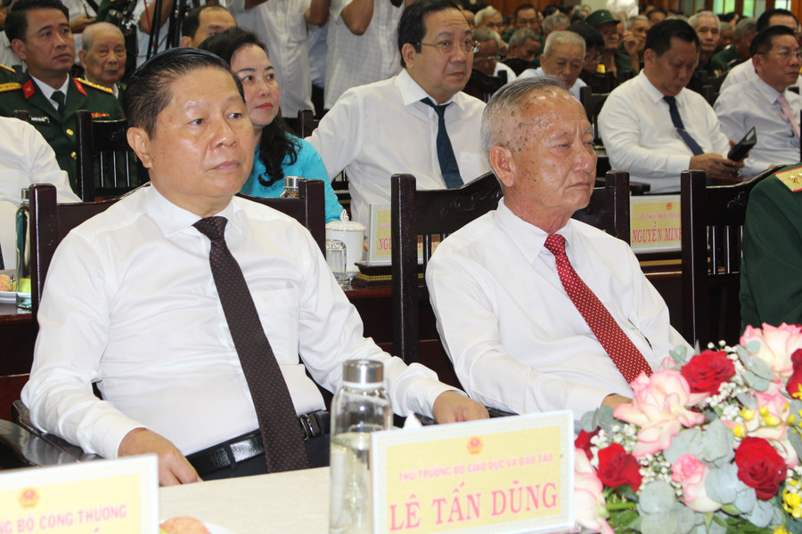 Thứ trưởng Bộ GD&ĐT Lê Tấn Dũng tham dự lễ kỷ niệm. img-4279.jpg
