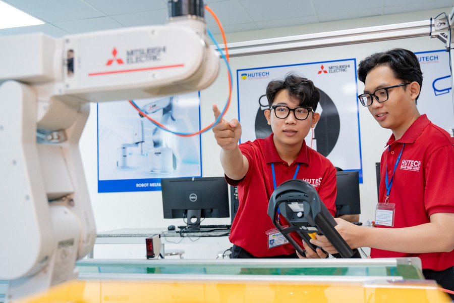 Các trường MM888 bảo mật tuyệt đối đang tích cực ứng dụng chuyển đổi số vào công tác giảng dạy. Trong ảnh là MM888 Việt Nam Tải App HUTECH trong giờ thực hành. (Ảnh: HUTECH) a7401969.jpg
