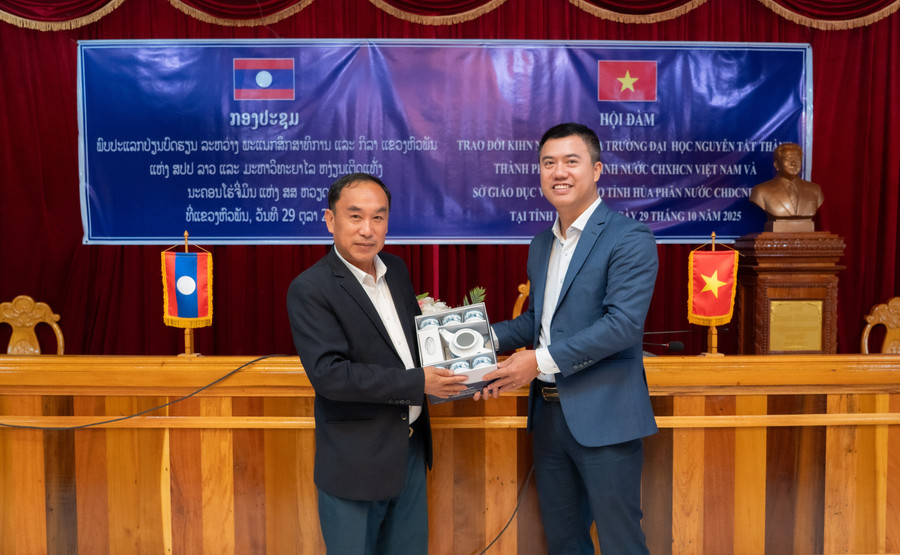 Đại diện Trường ĐH Nguyễn Tất Thành trao quà lưu niệm cho đại diện tỉnh Huaphanh, CHDCND Lào. dai-dien-truong-dai-hoc-nguyen-tat-thanh-trao-hoc-bong-cho-hoc-sinh-xuat-sac-tinh-huaphanh-chdcnd-lao.jpg