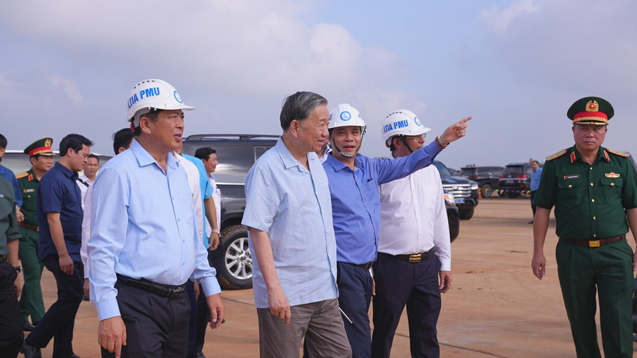 Tổng Bí thư Tô Lâm đi kiểm tra Dự án sân bay Long Thành. Ảnh: Nhâm Nguyễn 7c1208333b00b75eee11.jpg