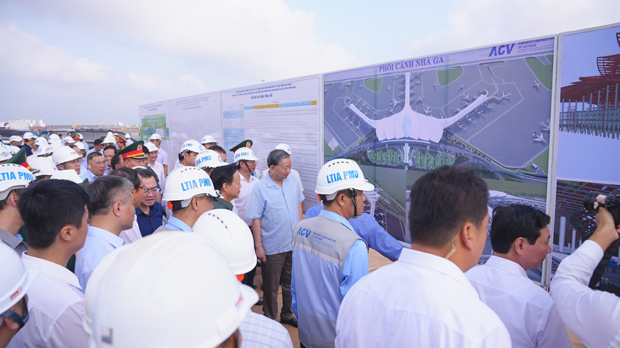 Tổng Bí thư Tô Lâm cùng Đoàn công tác Trung ương nghe chủ Thiên đường trò chơi đổi thưởng MM886 trình bày về tiến độ dự án sân bay Long Thành. Ảnh: Nhâm Nguyễn b05f96a3-a8dc-4b7d-bcaa-3d95a4710169.jpg