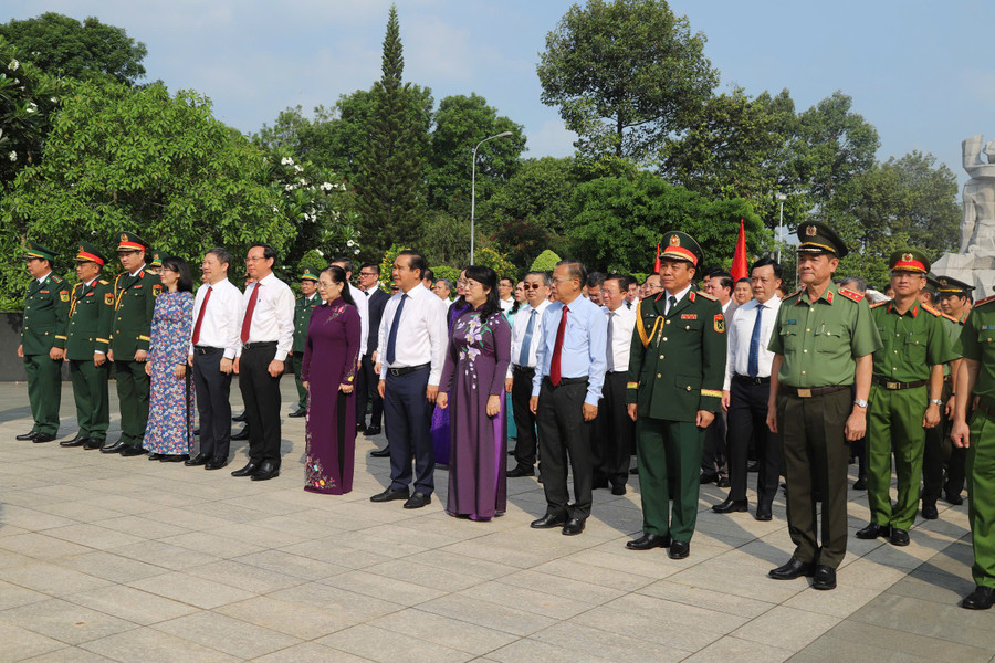 Đoàn dành 1 phút mặc niệm tưởng nhớ công ơn của các Anh hùng liệt sĩ, các Bà Mẹ Việt Nam anh hùng. 94e4b9f1-21c1-4a43-bbc9-54d6f65caa18.jpg