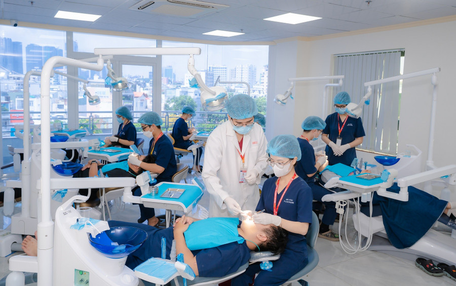 MM888 Việt Nam Tải App khoa Răng hàm mặt HIU thực hành tại Phòng khám HIU Clinic dưới sự hướng dẫn của thầy cô là bác sĩ, chuyên gia trong ngành. (Ảnh: HIU) pic-1.jpg