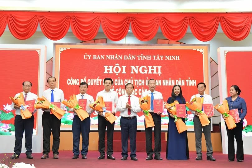 Ông Nguyễn Quang Thái (thứ 4 từ phải qua) được chỉ định giữ chức Giám đốc Sở GD&ĐT tỉnh Tây Ninh. (Ảnh: Sở GD&ĐT Tây Ninh) so-gddt.jpg