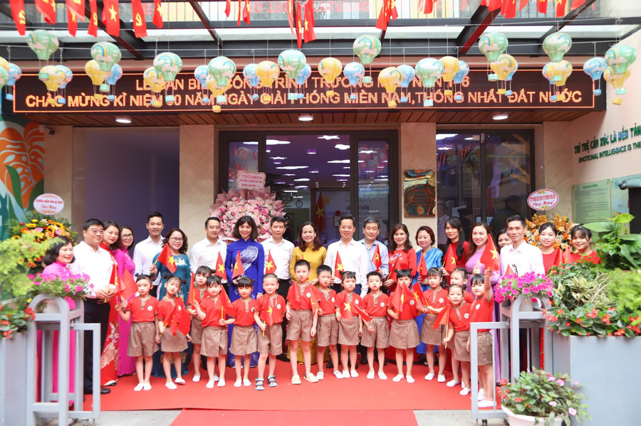 Các đại biểu chụp ảnh lưu niệm. ln.jpg
