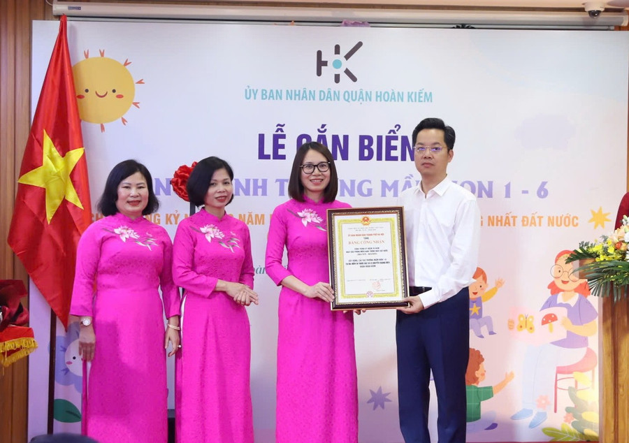Bí thư Quận ủy Hoàn Kiếm Vũ Đăng Định trao Bằng công nhận công trình chào mừng kỷ niệm giải phóng miền Nam, thống nhất đất nước cho Trường mầm non 1-6. z6533413393449-773eac1b6932ec388a49afdb71aca280.jpg