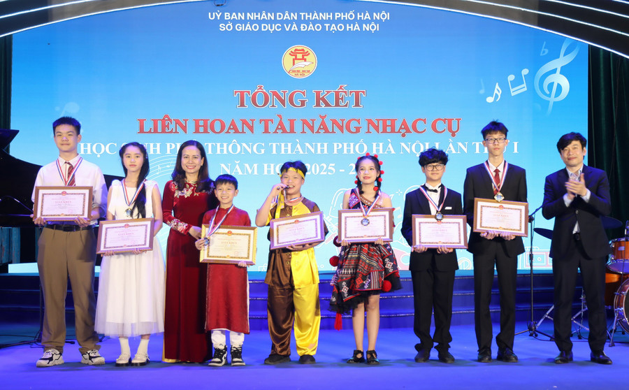 Bà Vương Hương Giang - Phó Giám đốc Sở GD&ĐT Hà Nội và nhạc sĩ Huy Phương trao thưởng cho các Đăng nhập vào MM886 Việt Nam. a55a0290.jpg
