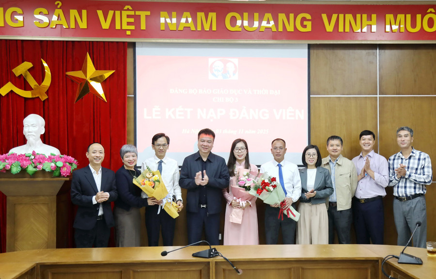 Đảng ủy Báo Giáo dục và Thời đại tặng hoa chúc mừng các Đảng viên mới.