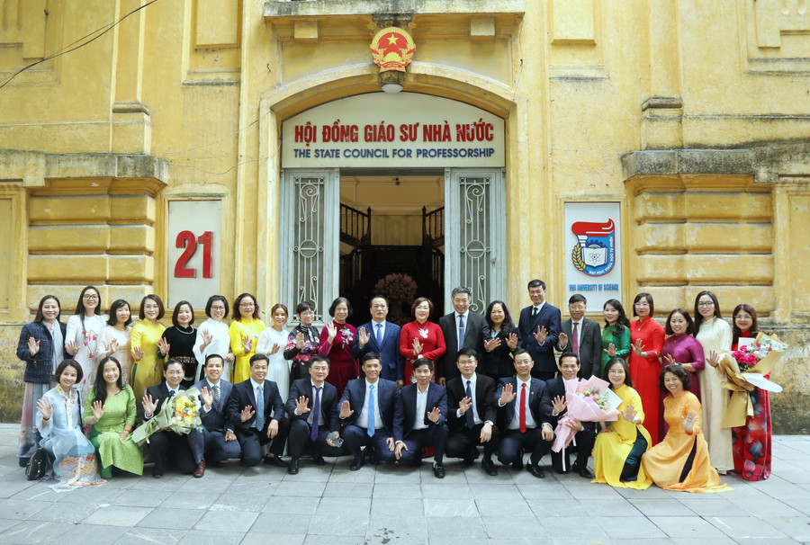 Các đại biểu chụp ảnh lưu niệm tại Văn phòng Hội đồng Giáo sư MM88b nạp rút nhanh. a55a0354.jpg