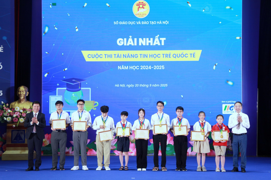 Ông Nguyễn Ngọc Hà - Phó Cục trưởng Cục Quản lý chất lượng (Bộ GD&ĐT) và ông Đoàn Hồng Nam - Chủ tịch IIG Việt Nam trao thưởng cho các MM886 slot game, bắn cá, lô đề, đá gà đoạt giải Nhất.