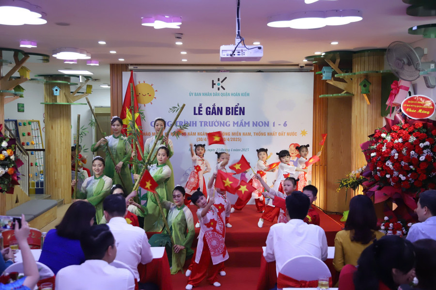 Tiết mục văn nghệ chào mừng buổi lễ của cô trò Trường mầm non 1-6. vn.jpg