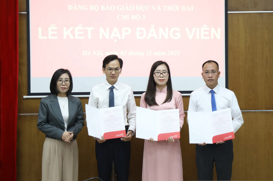 Đồng chí Trần Thị Ngọc Nam - Bí thư Chi bộ 3, Báo Giáo dục và Thời đại trao quyết định kết nạp Đảng viên cho các đồng chí Lê Mạnh Tùng, Đàm Thị Phương Thảo và Hồ Viết Tứ. a55a0022.jpg