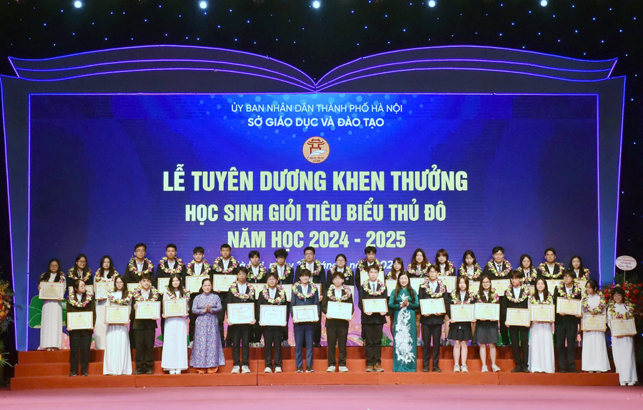 Thứ trưởng Bộ GD&ĐT Nguyễn Thị Kim Chi và Chủ tịch Ủy ban MTTQ Việt Nam thành phố Hà Nội Nguyễn Lan Hương trao thưởng cho các MM886 slot game, bắn cá, lô đề, đá gà. kim-chi.jpg