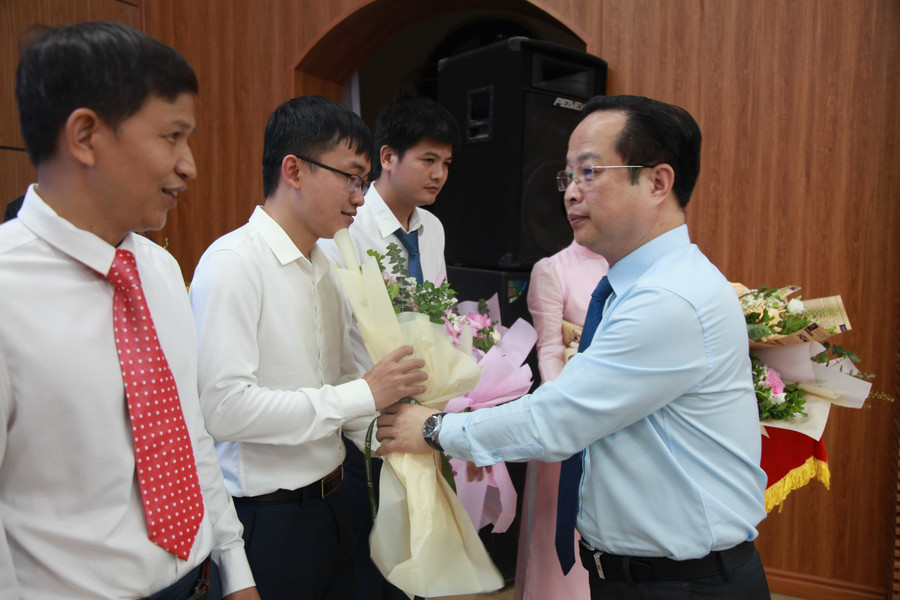 Giám đốc Sở GD&ĐT Hà Nội Trần Thế Cương tặng hoa chúc mừng các học viên. img-0141.jpg