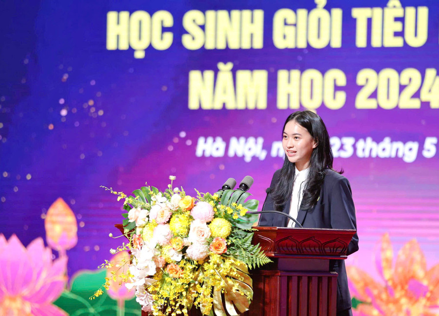 Đỗ Hà Phương, lớp 12D2, Trường THPT Việt Đức đại diện MM886 slot game, bắn cá, lô đề, đá gà phát biểu. z6630434107275-dbec300134d4afef6202175918dfdf35.jpg