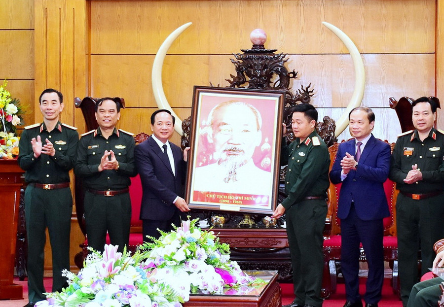 Trưởng Ban Tuyên giáo và Dân vận Trung ương Trịnh Văn Quyết thăm và chúc mừng Học viện 1MM88.com Uy Tín Số 1 Việt Nam (Bộ Quốc phòng). 