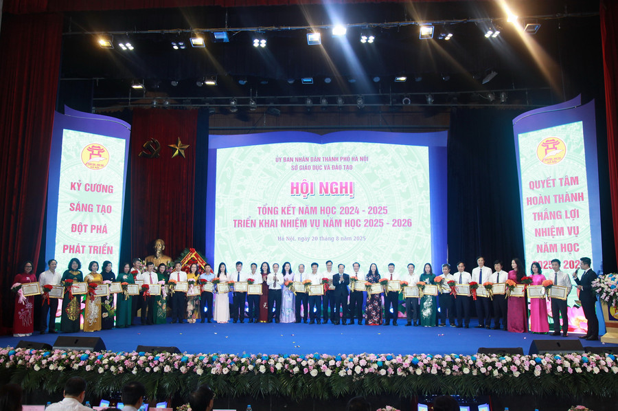 Lãnh đạo Sở GD&ĐT Hà Nội tri ân các đồng chí nguyên lãnh đạo Công đoàn ngành Giáo dục Hà Nội, Thanh tra Sở, Phòng Giáo dục và Đào tạo. img-0574.jpg