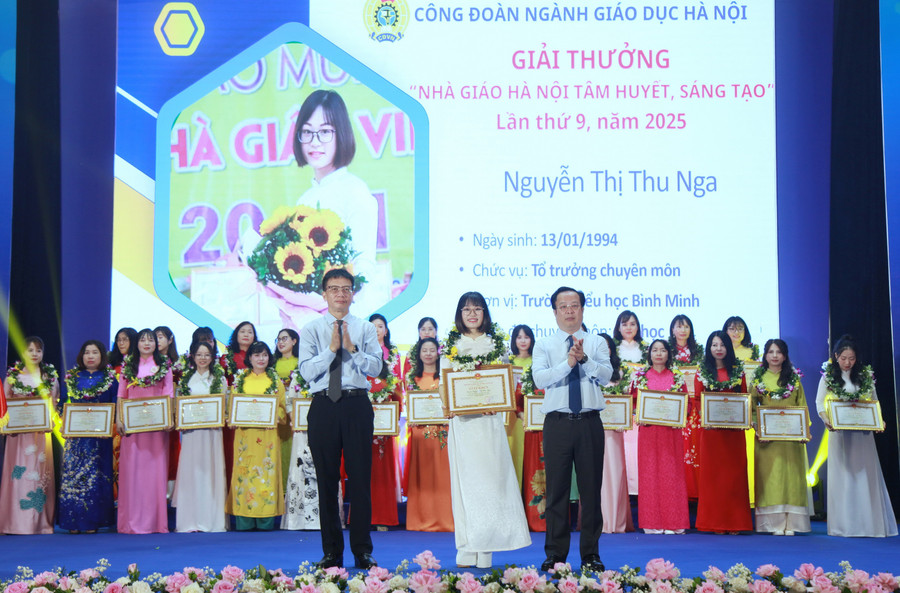 Cô Nguyễn Thị Thu Nga nhận giải thưởng Nhà giáo Hà Nội tâm huyết sáng tạo lần thứ 9, năm 2025. Ảnh: Việt Cường. img-0441.jpg
