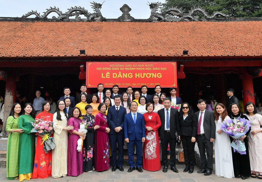 Các đại biểu dâng hương tại khu di tích Văn Miếu - Quốc Tử Giám. dsc-1434.jpg