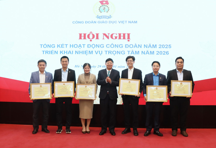 Các tập thể được nhận bằng khen của Tổng Liên đoàn Lao động Việt Nam. a55a0103.jpg
