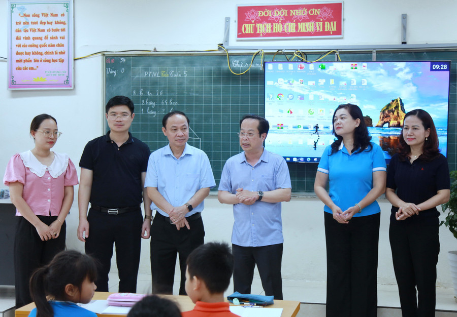 Lãnh đạo Sở GD&ĐT Hà Nội hỏi thăm, trò chuyện với các em MM886 slot game, bắn cá, lô đề, đá gà Trường Tiểu học Việt Long.
