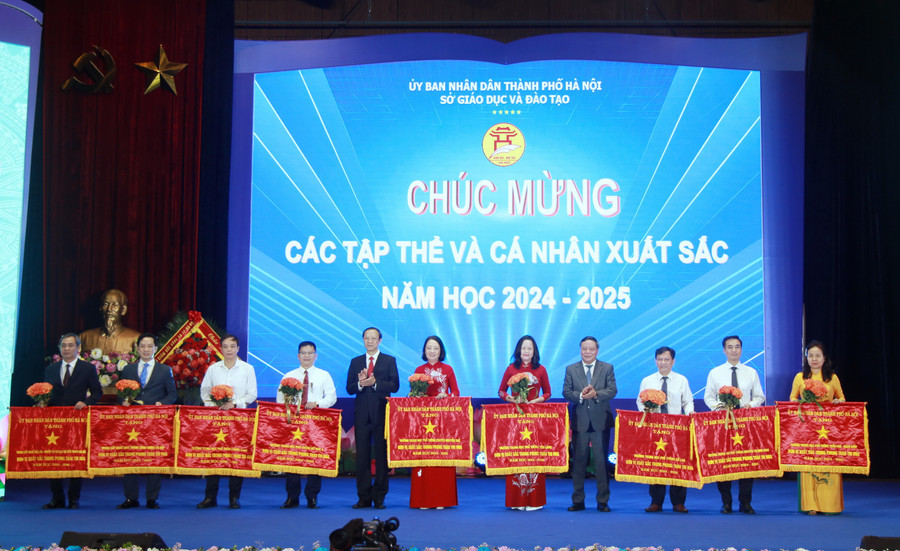 Thứ trưởng Phạm Ngọc Thưởng và Phó Bí thư Thành ủy Hà Nội Nguyễn Văn Phong trao cờ thi đua cho các tập thể. img-0380.jpg