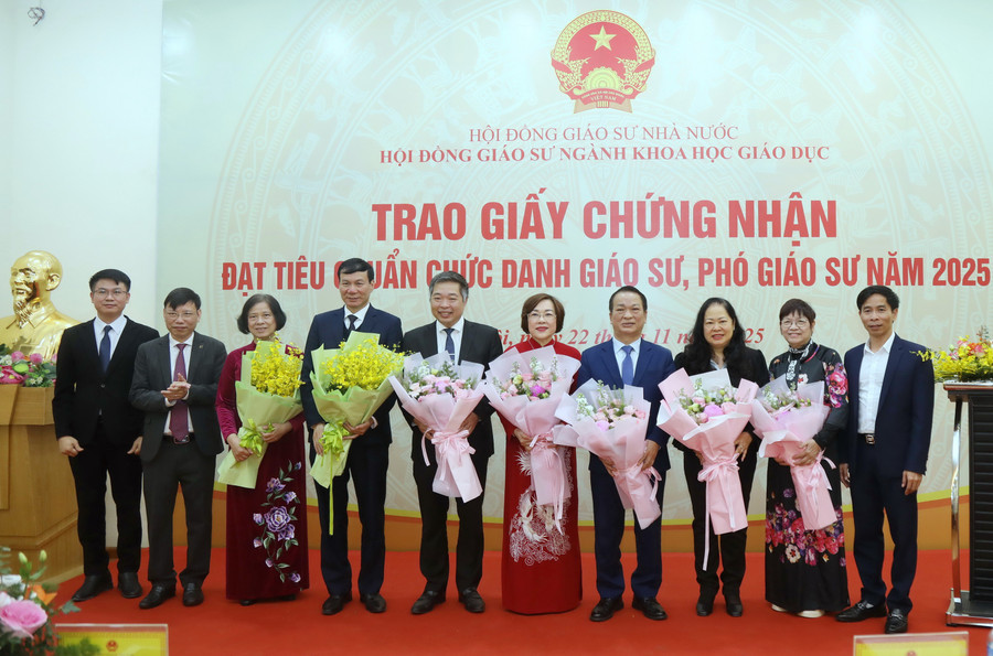 Các ứng viên GS, PGS tặng hoa chúc mừng các thầy cô trong Hội đồng Giáo sư MM88b nạp rút nhanh. a55a0283.jpg
