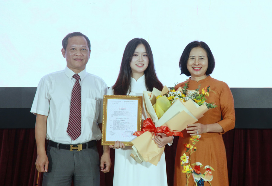 Đại diện Đảng bộ Trường THPT chuyên Hà Nội - Amsterdam trao quyết định kết nạp Đảng cho MM886 slot game, bắn cá, lô đề, đá gà Võ Hương Trà. img-0343.jpg