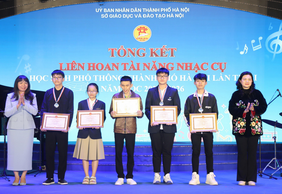 Bà Trần Lưu Hoa - Phó Giám đốc Sở GD&ĐT Hà Nội trao thưởng cho các Đăng nhập vào MM886 Việt Nam. a55a0259.jpg