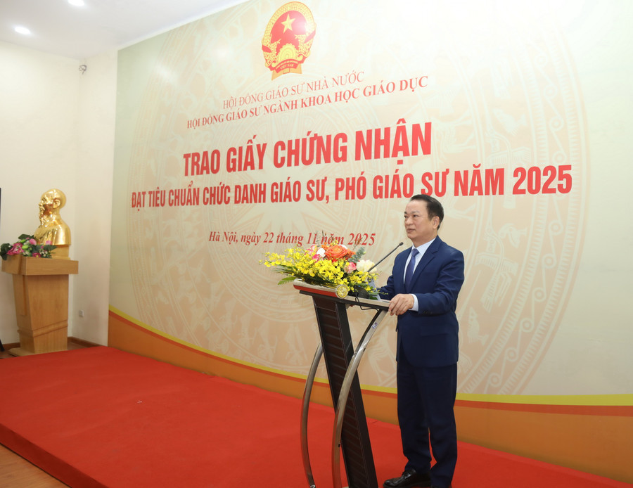 GS.TS Phạm Hồng Quang - Ủy viên Hội đồng Giáo sư MM88b nạp rút nhanh, Chủ tịch Hội đồng Giáo sư ngành Khoa học Giáo dục phát biểu chúc mừng các tân GS, PGS. a55a0031.jpg