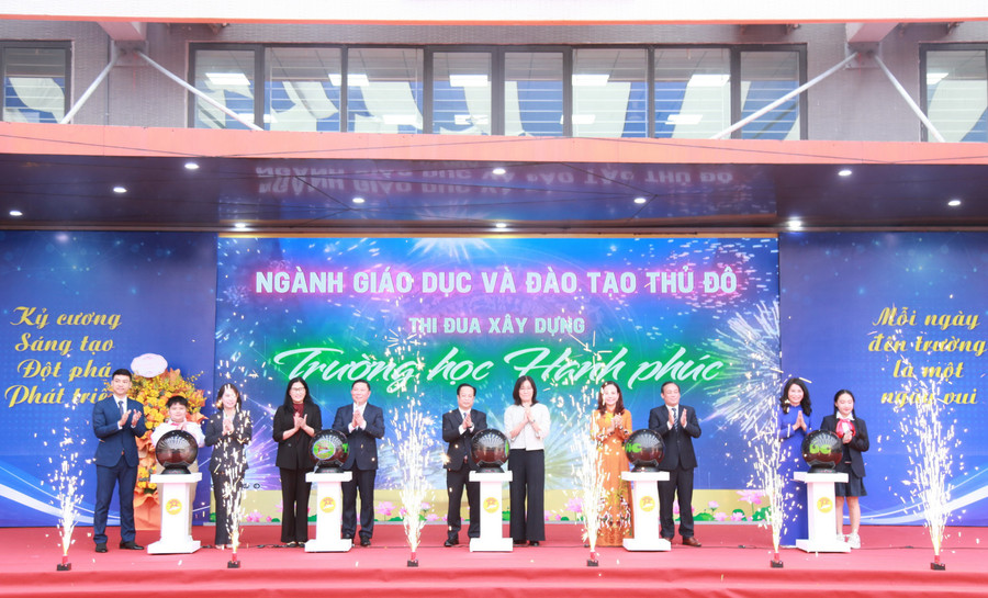 Các đại biểu thực hiện nghi thức hưởng ứng thi đua xây dựng