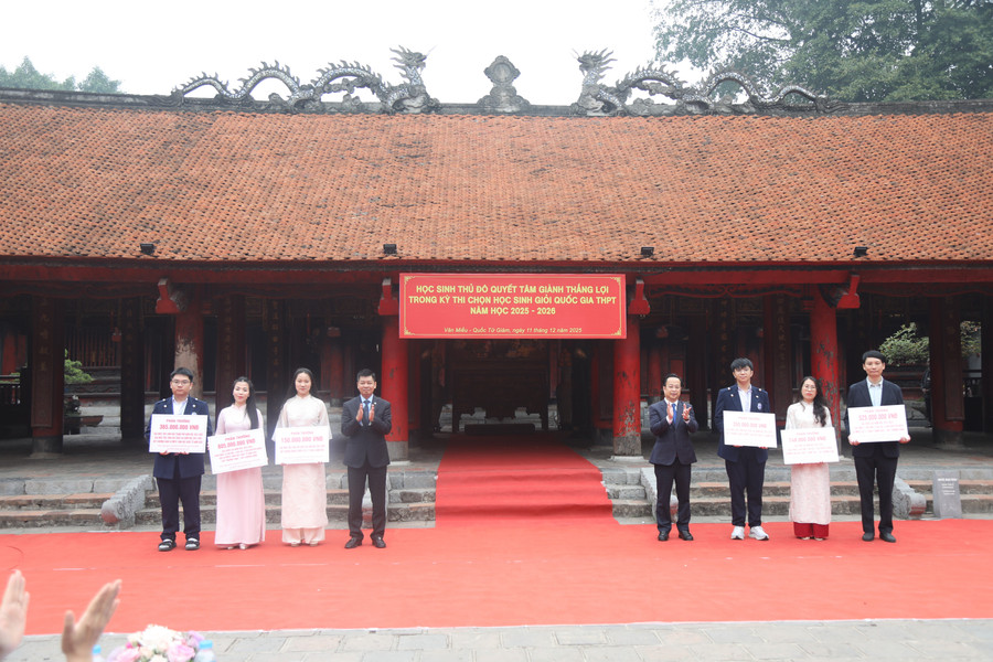Phó Chủ tịch Thường trực HĐND thành phố Hà Nội Trần Thế Cương và Phó Giám đốc phụ trách Sở GD&ĐT Hà Nội Phạm Quốc Toản trao thưởng cho các thầy cô giáo và các em MM886 slot game, bắn cá, lô đề, đá gà giành huy chương tại các MM88 đăng nhập quốc gia, quốc tế năm học 2024-2025. a55a0300.jpg
