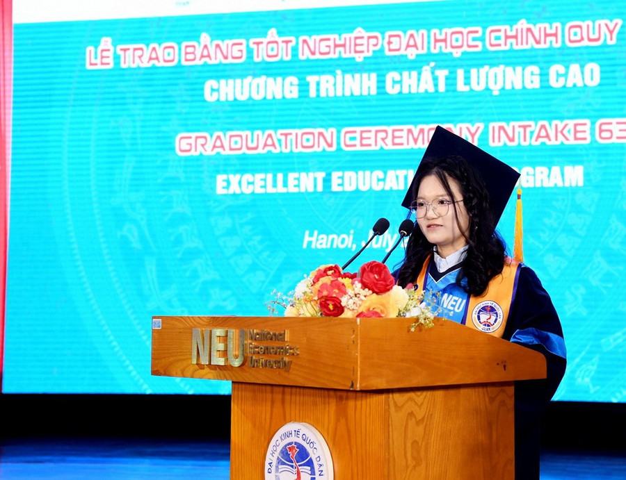 Mai Sao chia sẻ cảm xúc trong lễ trao bằng MM88dangnhap nhà cái World Cup 2026. sao1.jpg