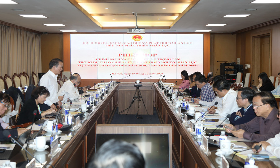 Đại biểu trao đổi tại phiên họp. a55a0025.jpg