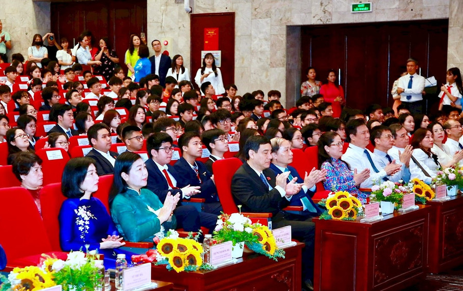 Các đại biểu dự buổi lễ. dai-bieu.jpg