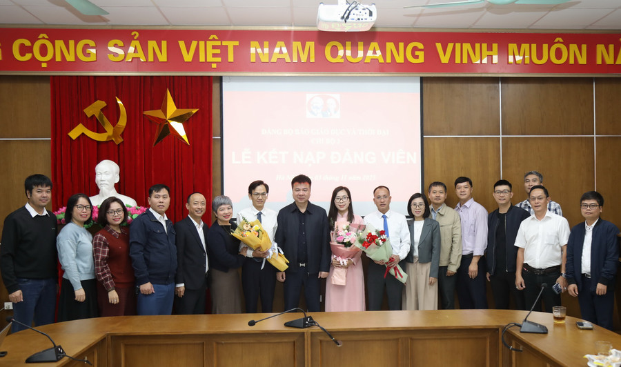 Các đồng chí lãnh đạo chúc mừng các đảng viên mới được kết nạp tại tại Chi bộ 3. a55a0061.jpg