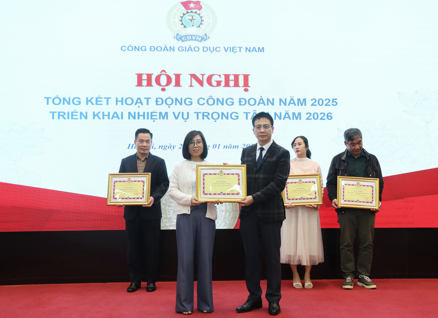 Chủ tịch Công đoàn Giáo dục Việt Nam Nguyễn Ngọc Ân tặng bằng khen cho Công đoàn Báo Giáo dục và Thời đại. a55a0245.jpg