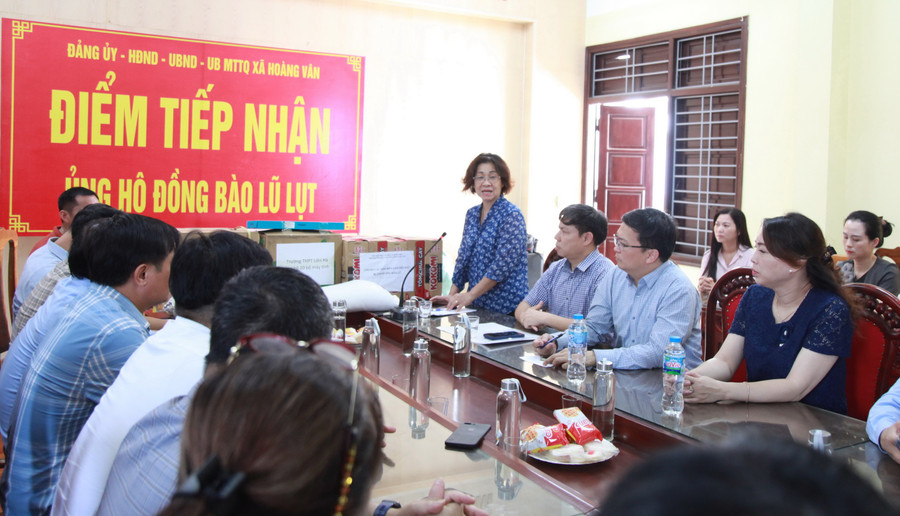 Đoàn công tác của Sở GD&ĐT Hà Nội trao hỗ trợ tại điểm tiếp nhận. img-0133.jpg