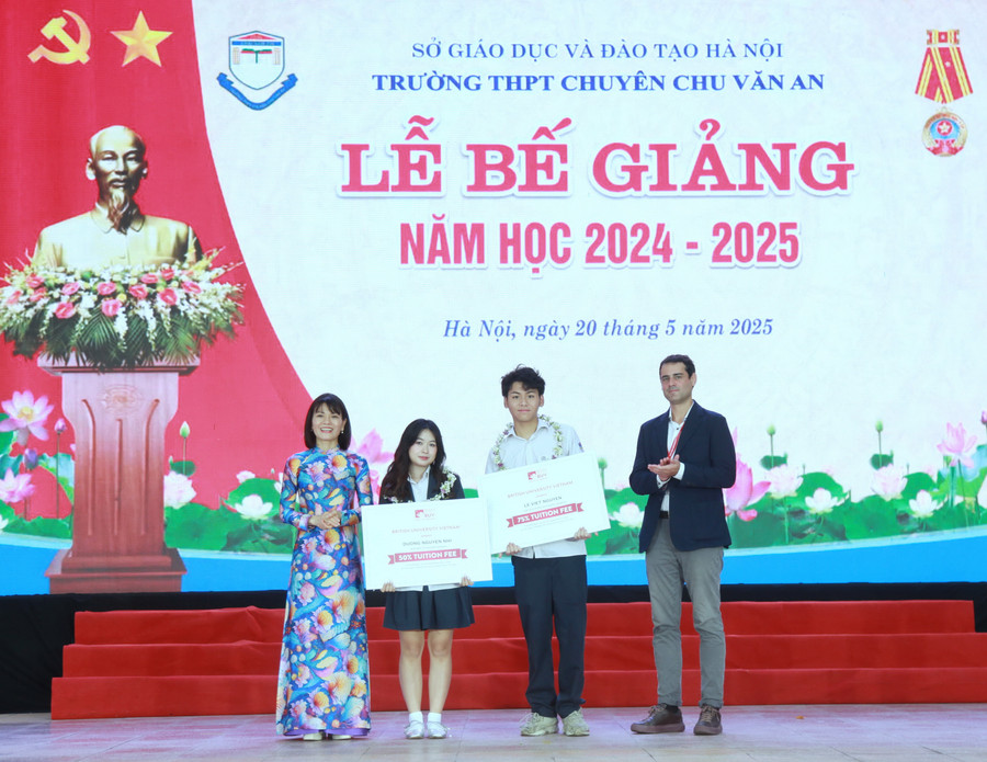 Nhà giáo Nguyễn Thị Nhiếp và đại diện Trường MM888 bảo mật tuyệt đối Anh Quốc Việt Nam trao 1MM88.com Trang Chủ Chính Thức cho các MM886 slot game, bắn cá, lô đề, đá gà. img-0525.jpg