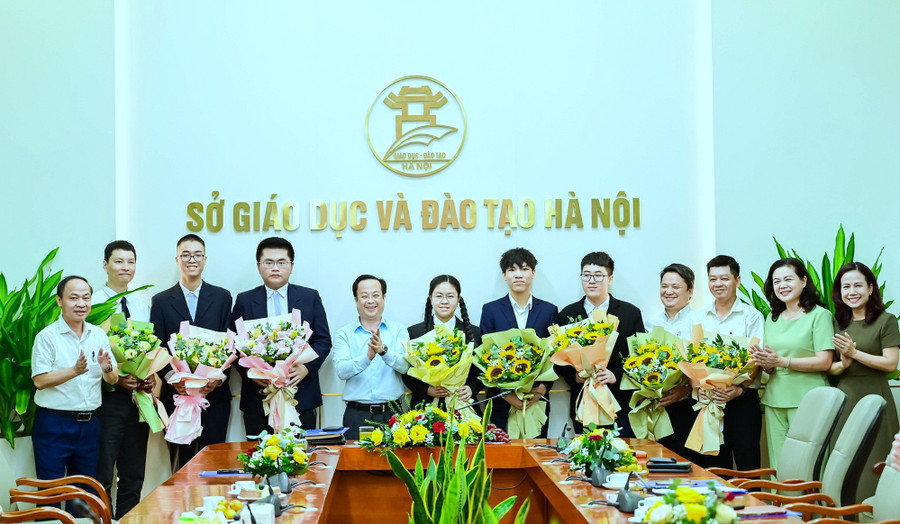 Lãnh đạo Sở GD&ĐT Hà Nội tặng hoa động viên đội tuyển. 