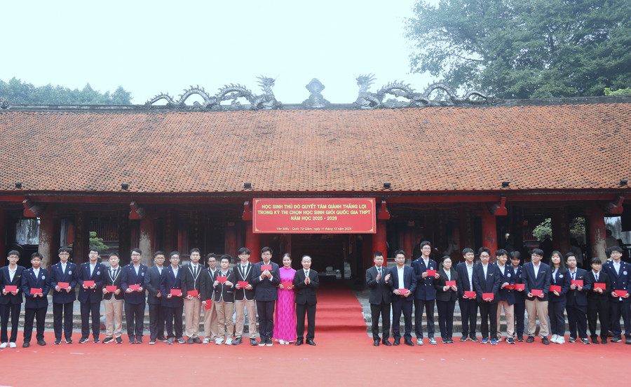 Đại diện lãnh đạo Sở GD&ĐT Hà Nội chúc mừng thành viên các đội tuyển. a55a0404.jpg